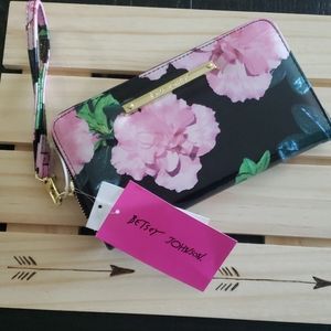 NWT Betsey Johnson Wristlet